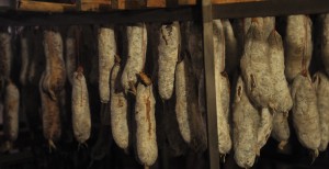 Saucissons au séchage