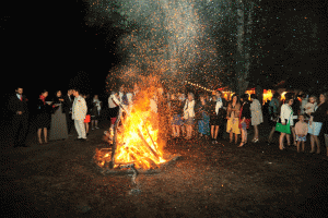 Un grand feu dans le parc pour la soirée