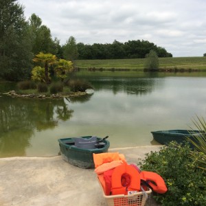 Barques pour la balade sur l'eau