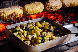 Rôtis et légumes au feu de bois